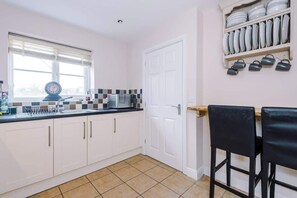 Private kitchen - Relaxing 3 bedroom Chester Home with garden (Chester)