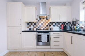 Private kitchen - Relaxing 3 bedroom Chester Home with garden (Chester)