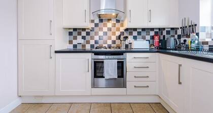 Relaxing 3 bedroom Chester Home with garden