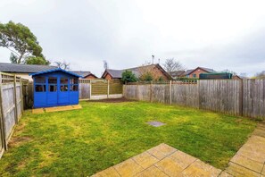 Property grounds - Relaxing 3 bedroom Chester Home with garden (Chester)