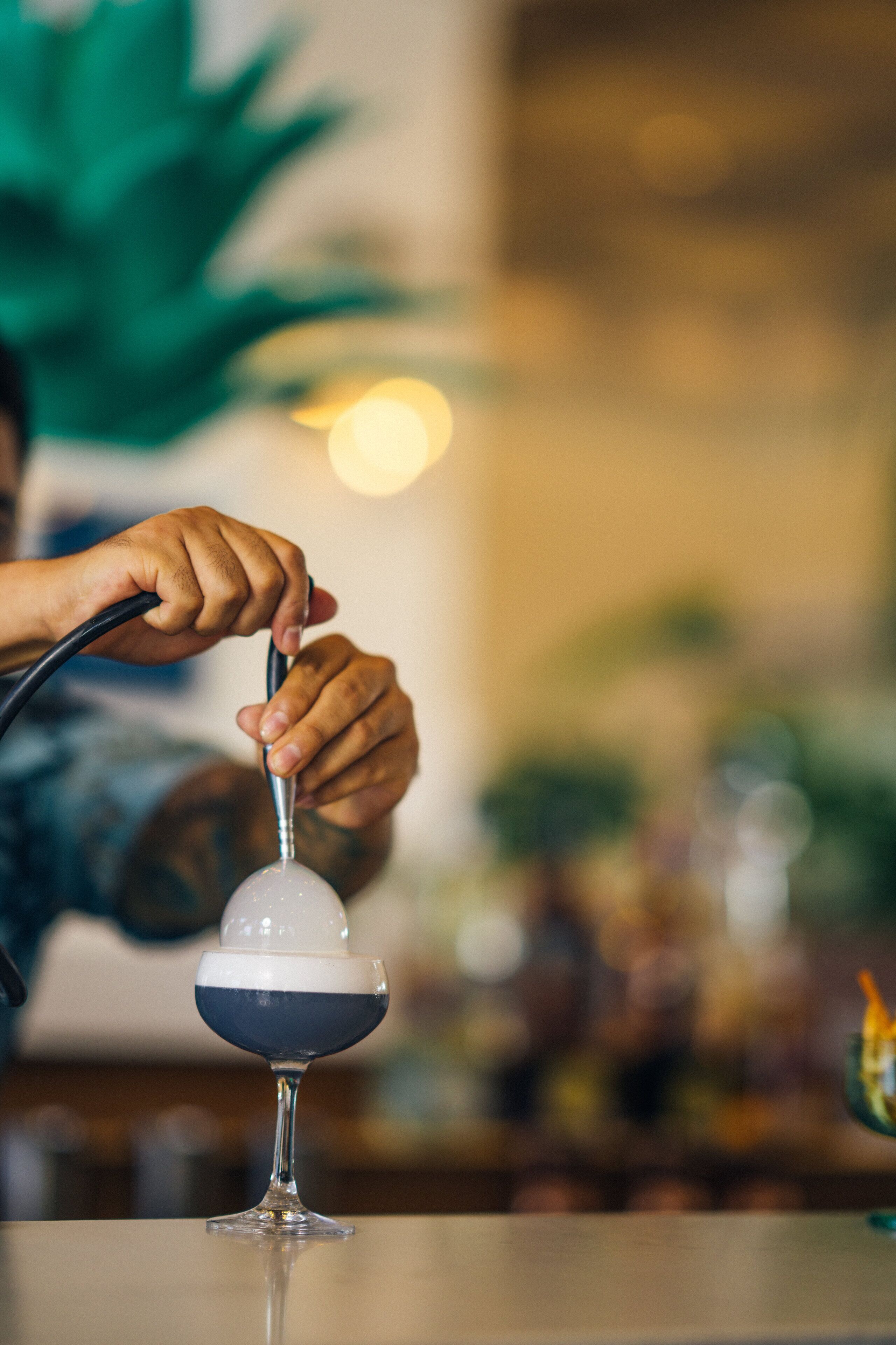Una persona sirviendo una bebida en un vaso.