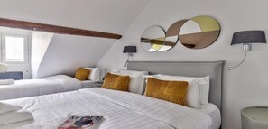 3 chambres, coffres-forts dans les chambres, bureau