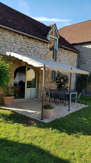 Outdoor dining - Village house with private pool gite-loubaribas (Condat)