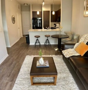 Living area - LUXE 1 BR RETREAT- Pool View by NRG and Med Center (Houston)