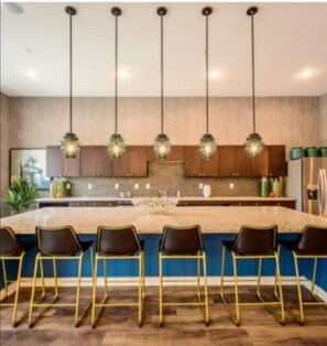 Private kitchen - LUXE 1 BR RETREAT- Pool View by NRG and Med Center (Houston)