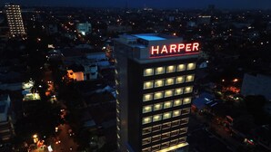 En byggnad med flera våningar, och ordet ”HARPERS” står skrivet högst upp.
