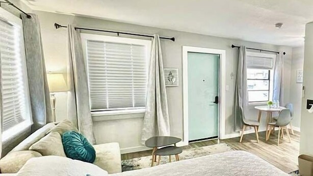 Ein Schlafzimmer mit einem großen Bett, einem kleinen Tisch und einem Stuhl.