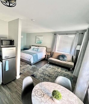 Habitació estàndard, 1 llit de matrimoni gran, no fumadors (Lagoon Suite) | Sala d'estar | Televisor LED de 40 polzades amb canals per cable 