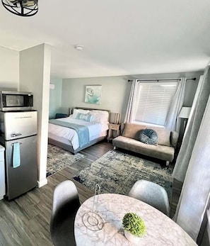 Habitació estàndard, 1 llit de matrimoni gran, no fumadors (Lagoon Suite) | Sala d'estar | Televisor LED de 40 polzades amb canals per cable