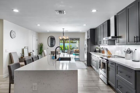 Een koelkast, een microgolfoven, een oven, een kookplaat