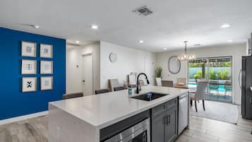 Refrigerador, microondas, horno, placa de cocina