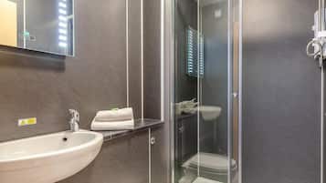 Apartment | Bathroom | Shower, towels