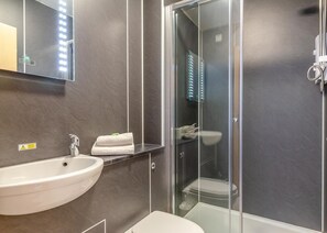 Apartment | Badezimmer | Dusche, Handtücher