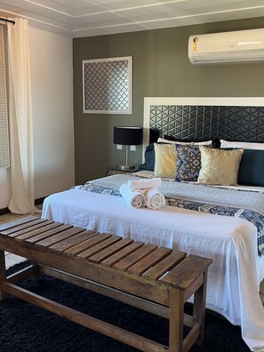 8 bedrooms, desk, iron/ironing board, travel cot - Búzios Prime: Piscina Vista Mar, 50m da Praia da Ferradura, 8 Suítes, (Armação dos Búzios)