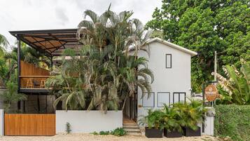 Vista frontal de la propiedad