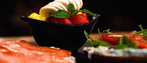 Un dessert composé de crème glacée et de fraises, servi dans un bol noir.