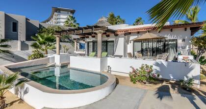 STEPS TO THE BEACH! PRIVATE POOL, PERFECT LOCATION!