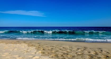 STEPS TO THE BEACH! PRIVATE POOL, PERFECT LOCATION!