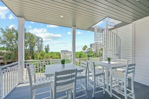 Outdoor dining - Gulf Views/Steps to Beach/Resort Pool w/Slide/Spa (Siesta Key)