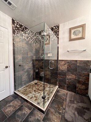 Bathtub, hair dryer, towels, soap - Spectacular Bay Views minutes to the beach.  (Galveston)