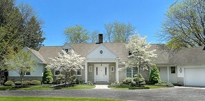 Exterior - Exquisite, first floor stone ranch Gettysburg large kitchen/living area - quiet  (Gettysburg)