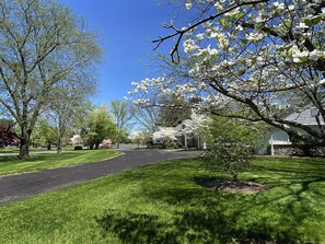 Property grounds - Exquisite, first floor stone ranch Gettysburg large kitchen/living area - quiet  (Gettysburg)
