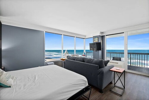 Heated Pools & Hot tub - 8th Floor Beachfront Studio right on Daytona Beach.