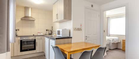 Apartamento | Cozinha privada | Geladeira, micro-ondas, fogão, cooktop