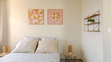 1 slaapkamer, een bureau, een strijkplank/strijkijzer, reisbedje