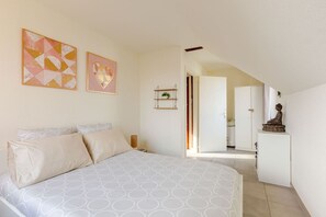 1 habitación, escritorio, tabla de planchar con plancha y cuna de viaje 