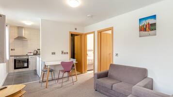 Leilighet | Oppholdsområde | En 30-tommers TV med digitale kanaler