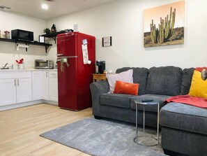 Living area - Cozy Modern Space 1Bd/1Ba Heart of Phx close to Hikes/Biltmore Shops/Airport (Phoenix)