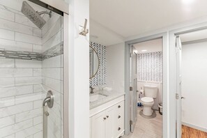 Badekar, hårføner, håndklær og toalettpapir