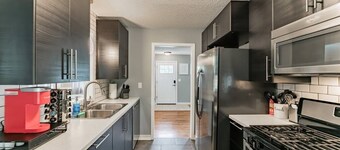 Gorgeous l 3 Season Porch l Dry Bar l Fireplace