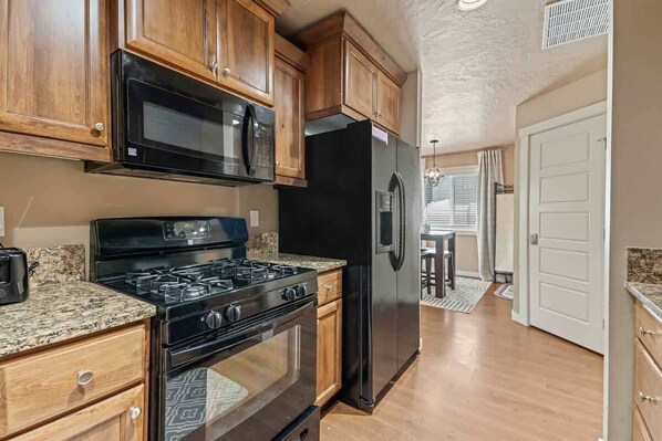 ثلاجة، ميكروويف، فرن، موقد طهي مسطح