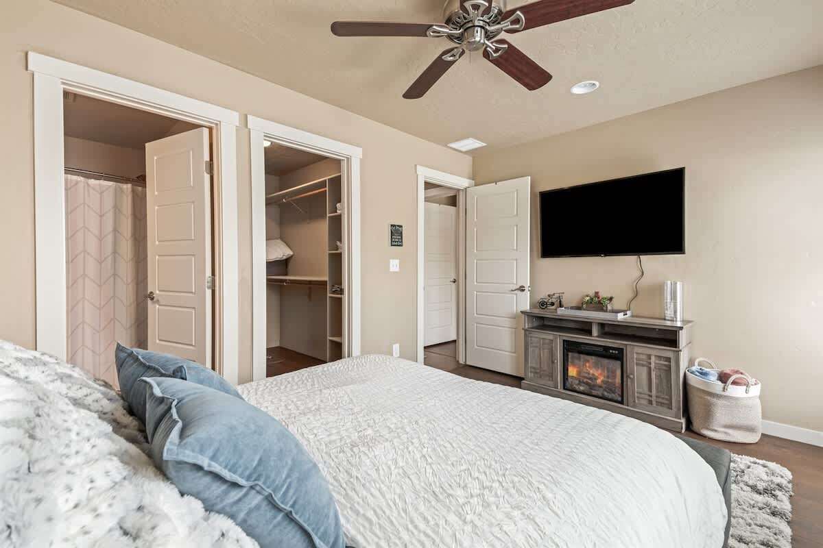 2 bedrooms, desk, iron/ironing board, travel crib