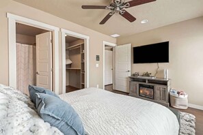 2 chambres, bureau, fer et planche à repasser, lit parapluie