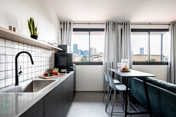 Cubrecamas, decoración personalizada, muebles diferentes y escritorio