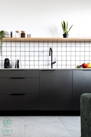 Microondas, horno, placa de cocina, lavavajillas