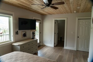 2 bedrooms, desk, free WiFi, bed sheets