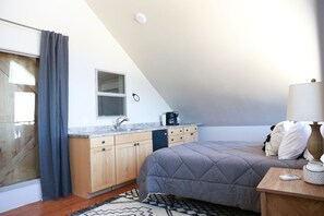 3 bedrooms, in-room safe, WiFi, bed sheets