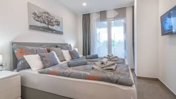 4 bedrooms, in-room safe, iron/ironing board, free WiFi