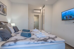 4 bedrooms, in-room safe, iron/ironing board, free WiFi