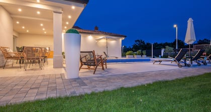 Erstklassige Villa mit Pool, 9 km von PoreÄ entfernt