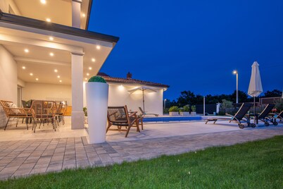 First-class villa with pool, 9 km from Poreč
