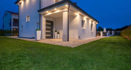 First-class villa with pool, 9 km from Poreč
