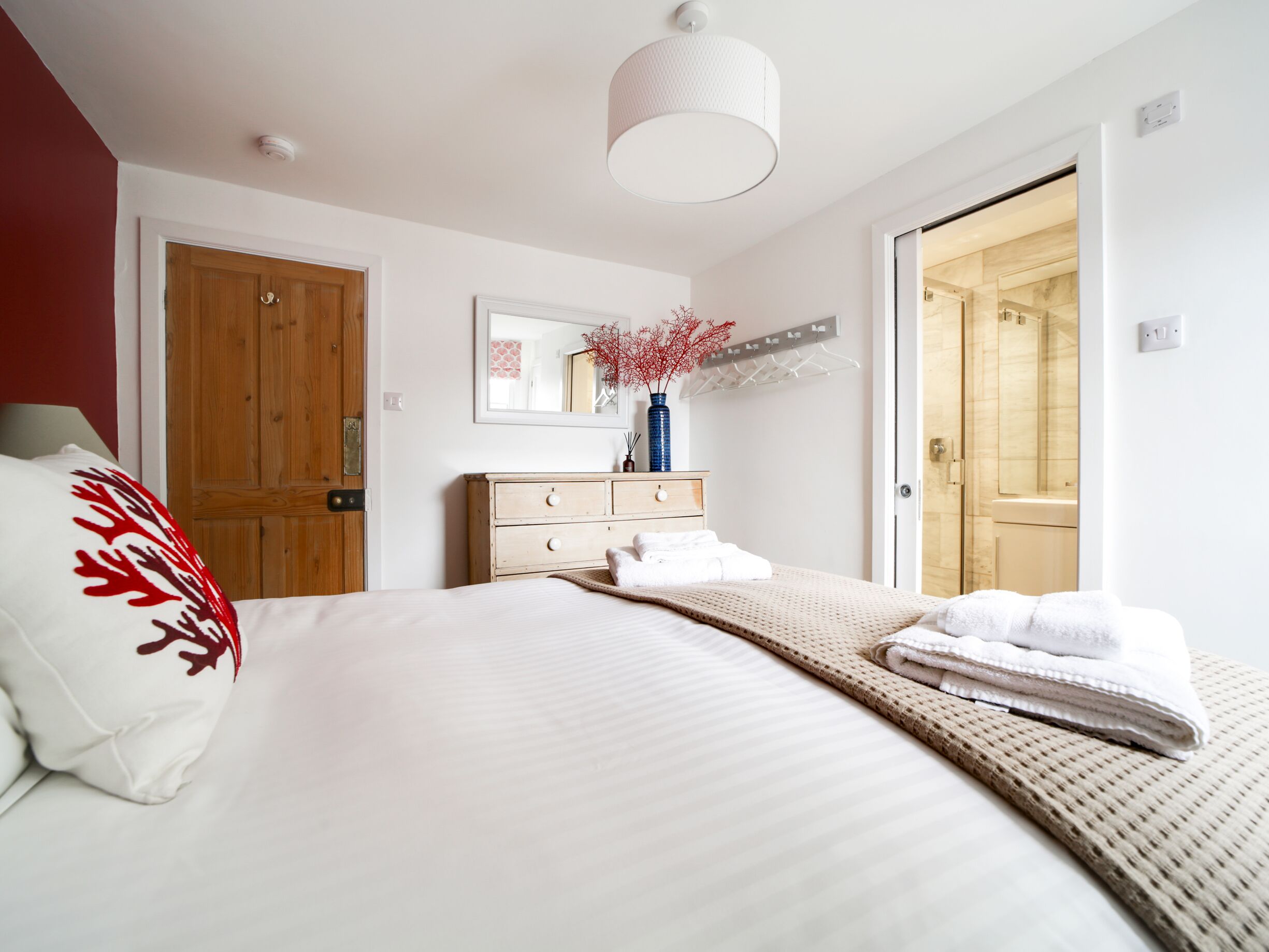 4 chambres, fer et planche à repasser, Wi-Fi, draps fournis