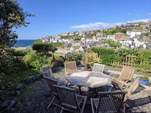 Beautiful Georgian Home. 4 Bedrooms, Sleeps 8.  Parking & Dogs. Newly Decorated!