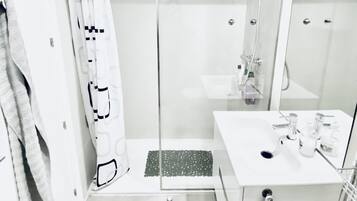 Douche, sèche-cheveux, serviettes fournies