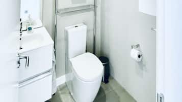 Een douche, een haardroger, handdoeken